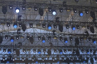 Sahne Alanı'nda bir konser sırasında aydınlatma donanımları