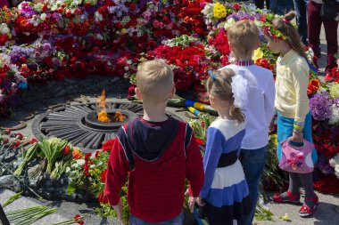 Kiev, Ukrayna,-Mayıs 09, Kiev: Ikinci Dünya Savaşı düşmüş askerler Anıtı 'nda ebedi alev çocuklar