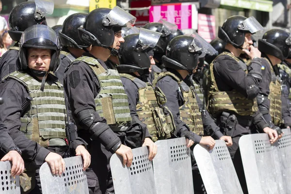 Kiev, Oekraïne - 12 juni 2016: Cordon van politie armor te dragen terwijl het beschermen van homo-parade — Stockfoto
