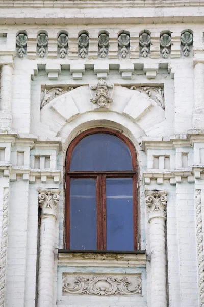 Старе аркове вікно в класичному стилі. Архітектура — стокове фото