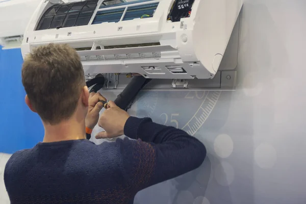 Werknemer mounts en verbindt de airconditioner op de muur van het huis — Stockfoto