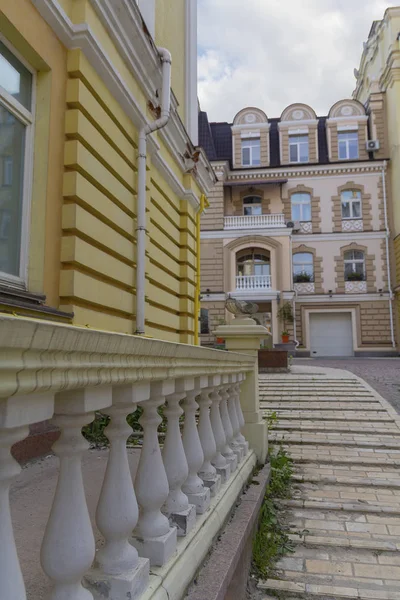 Merdiven ve klasik tarzda binanın korkuluk. Mimari — Stok fotoğraf