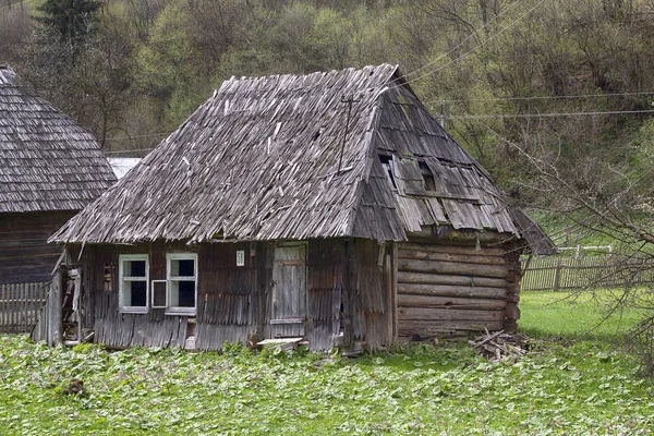 Casa de madeira velha na aldeia ucraniana — Fotografia de Stock