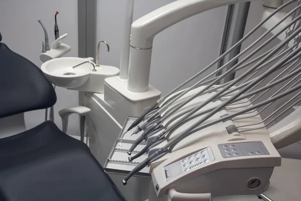 Стоматологическое оборудование в шкафу крупным планом. Медицина — стоковое фото