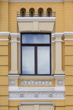 Klasik tarzda güzel kemerli pencere. Mimari