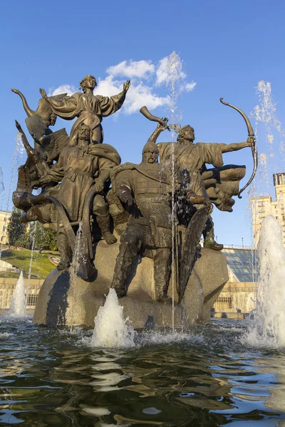 Monument van de stad-oprichters op Independence Square. Kiev, Oekraïne — Stockfoto