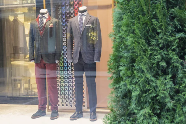 Manequins masculinos na janela de uma loja de luxo — Fotografia de Stock
