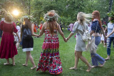 Kiev, Ukrayna - 06 Temmuz 2017: Kadınlar Ivan Kupala geleneksel Slav tatil kutlamaları sırasında yuvarlak bir dans sürücü