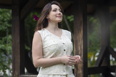 Güzel kadın il bir tarzda giyinmiş. İnsanlar