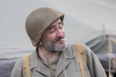 Kiev, Ukrayna - 9 Mayıs 2018: Adam ikinci dünya savaşı zafer yıldönümünde tarihi yeniden üzerinde Amerikan ordusunun asker şeklinde