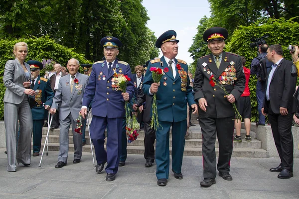 Kiev, Ucrania - el 09 de mayo de 2016: Veteranos de la Segunda Guerra Mundial depositan flores en el parque de la gloria eterna en un aniversario de la victoria — Foto de Stock