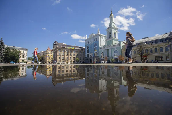 Kiev, Ucrania - 09 de agosto de 2017: Pobladores en la plaza histórica de la ciudad al mediodía después de la lluvia — Foto de Stock