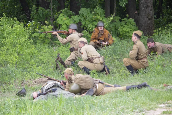 Kiev, Ukraina-den maj 09, 2018: människor i Uniform för fighters i röda armén av andra världskriget genomföra en strid på historisk rekonstruktion på en årsdag av segern — Stockfoto