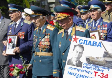 Kiev, Ukrayna - 09 Mayıs 2016: İkinci Dünya Savaşı gazileri Ebedi Zafer Parkı'nda Meçhul Asker mezarına yürüyor