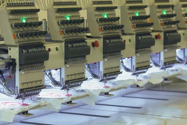 Máquina de coser de alta tecnología moderna y automática para el proceso de fabricación de prendas textiles o de ropa en industrial —  Fotos de Stock