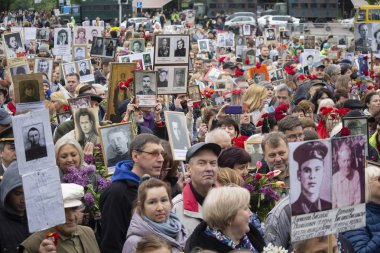 Kiev, Ukrayna - 09 Mayıs 2019: Ölen atalarının portreleri ile Vatandaşlar - İkinci Dünya Savaşı'nda zafer yıldönümünde yürüyüşsavaşçılar