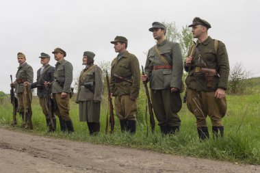 Kiev, Ukrayna - 09 Mayıs 2019: İkinci Dünya Savaşı'nın sona ermesinin yıldönümünde tarihi bir festivalde Ukrayna isyancı ordusunun savaşçıları şeklinde insanlar