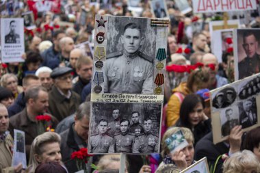 Kiev, Ukrayna - 09 Mayıs 2019: Ölen atalarının portreleri ile Vatandaşlar - İkinci Dünya Savaşı'nda zafer yıldönümünde yürüyüşsavaşçılar