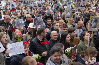 Kiev, Ukrayna - 09 Mayıs 2019: Ölen atalarının portreleri ile Vatandaşlar - İkinci Dünya Savaşı'nda zafer yıldönümünde yürüyüşsavaşçılar