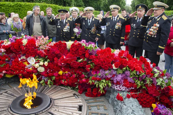 Kiev, Ucrania - 09 de mayo de 2019: Veteranos de la Segunda Guerra Mundial lloran flores en el monumento en el Parque de la Gloria Eterna — Foto de Stock