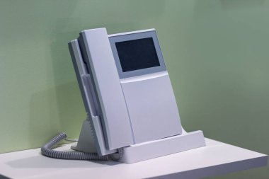 Konuşan telefonlu beyaz dahili telefon, ev güvenliği için aygıt