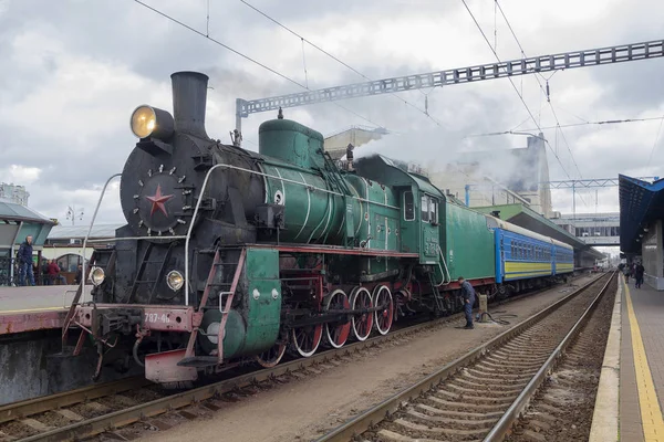 Kiev, Ukraine - October 14, 2017: Departure of a retro locomotive with Soviet symbols from the central station — Stock Photo, Image