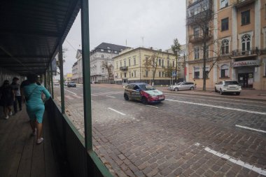 Kiev, Ukrayna - 09 Ağustos 2018: Yeniden yapılanma sırasında Vladimirskaya Caddesi'nde yayalar ve arabalar