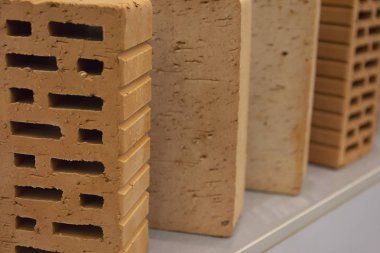 Bir vitrin yakın çekim üzerinde kırmızı tuğla. Bina