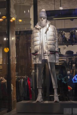 Vitrinde kışlık kıyafetler giyen manken. Moda