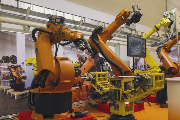 Robot przemysłowy w inteligentnym systemie magazynowym do produkcji fabryki — Zdjęcie stockowe