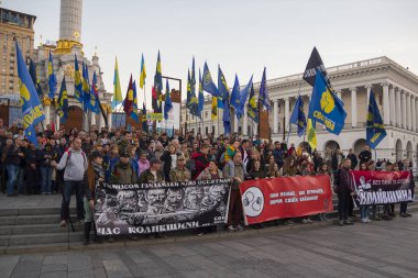 Kiev, Ukrayna - 14 Ekim 2018: Vatan Şrayı'nın Savunucusu onuruna damga vurduktan sonra Bağımsızlık Meydanı'nda siyasi partilerin aktivistleri
