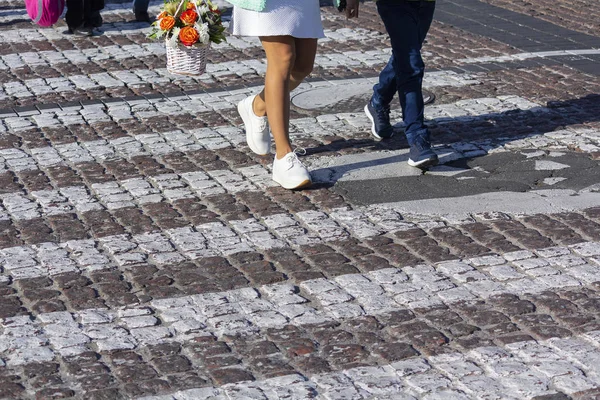 Yaya geçidi ve üzerinde yürüyen yayaların ayakları — Stok fotoğraf