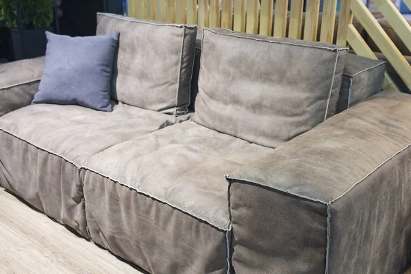 Bequemes, elegantes Sofa mit Kissen in Nahaufnahme. Möbel — Stockfoto