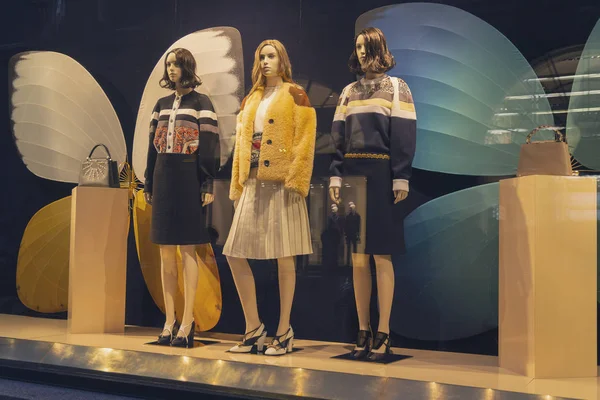 Maniquí femenino en un escaparate. Moda y ventas — Foto de Stock