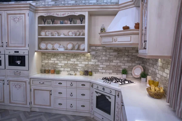 Luxuosa cozinha branca em estilo clássico. Interiores — Fotografia de Stock