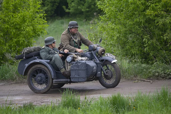 Kijów, Ukraina-09 maja, 2019: Mężczyźni w ubraniach niemieckich żołnierzy na motocyklu w historycznej rekonstrukcji w rocznicę zwycięstwa w II wojnie światowej — Zdjęcie stockowe