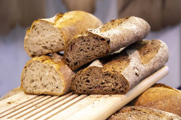 Färskt vitt och svart bröd i butiken på disken. Bakning på en matmarknad i närbild — Stockfoto