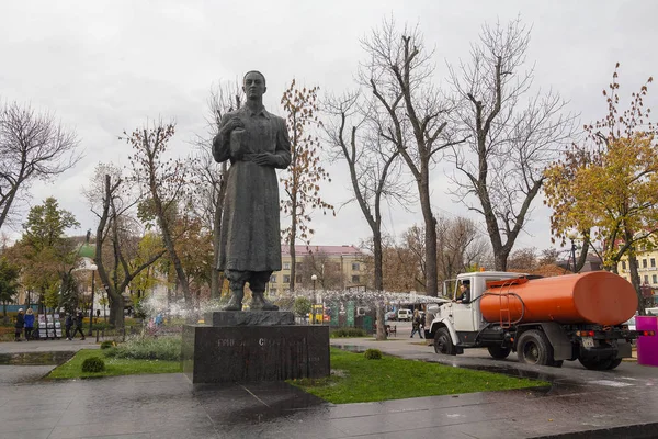 Kiev, Ucrania - 02 de noviembre de 2018: Servicios municipales lavan el monumento a Grigory Skovoroda — Foto de Stock