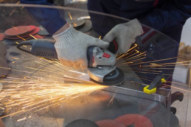 Fabrikada çelik yapı üzerinde elektrikli tekerlek taşlama. Endüstriyel