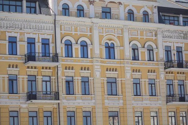 Windows Klasik stili binada cephesinde. Mimari — Stok fotoğraf