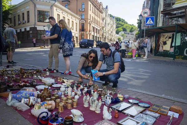 Kiev, Ukraina-19 maj 2019: loppmarknad i Andrew ' s Descent-den historiska delen av staden — Stockfoto