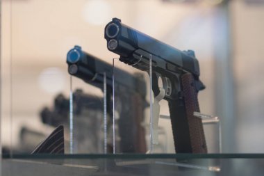 Silah dükkanı pencerenin gösteri üzerine. Silah