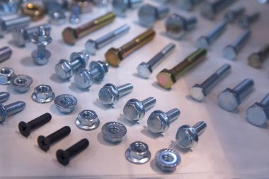 Dükkan penceresindeki ürün yelpazesinde cıvatalar ve somunlar var. Sanayi