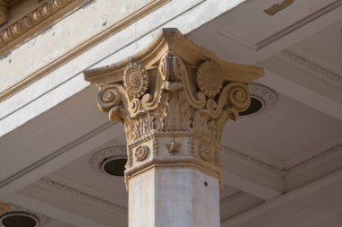 Sütunlar ve sermaye - İmparatorluk tarzı birçok Sovyet binaların mimari öğesi