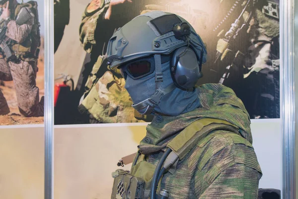Ειδική στρατιωτική στολή για την κούκλα στην έκθεση. Όπλα — Φωτογραφία Αρχείου