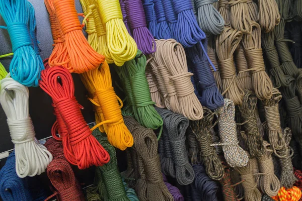 Cuerdas polivalentes de diferentes colores en el escaparate. Equipos —  Fotos de Stock