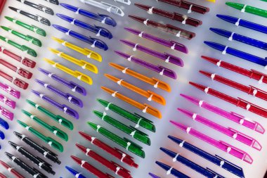 Çok renkli plastik kalemler tezgahın üzerine yazma