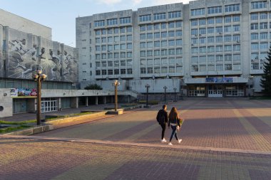 Kiev, Ukrayna - 05 Ekim 2018: Kiev Politeknik Enstitüsü'nün avlusındaki öğrenciler