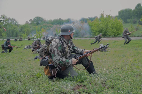 Kiev, Ucrania - 09 de mayo. 2019: Hombres en forma de soldados de la Wehrmacht durante un enfrentamiento de batalla en el festival de reconstrucción histórica . —  Fotos de Stock