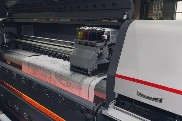 Máquina de impresión de gran formato en funcionamiento. Industria — Foto de Stock